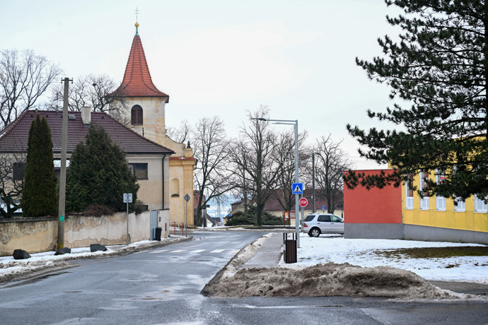 FOTO: Městečko Stochov, kde pobýval vrah Jiří Straka. – stránka 18