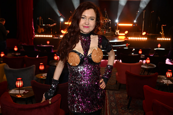 FOTO: Eva Toulová ve společnosti. – stránka 17