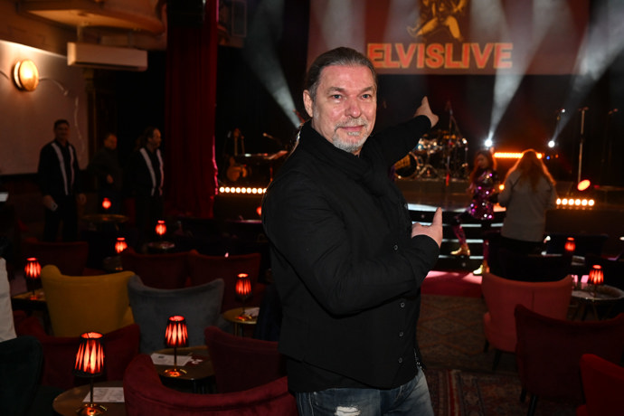 FOTO: Petr Kolář ve společnosti. – stránka 6