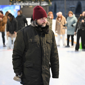 Felix Slováček mladší si zahrál curling se žehličkou.
