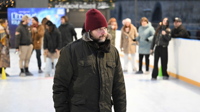 FOTO: Felix Slováček mladší si zahrál curling se žehličkou.