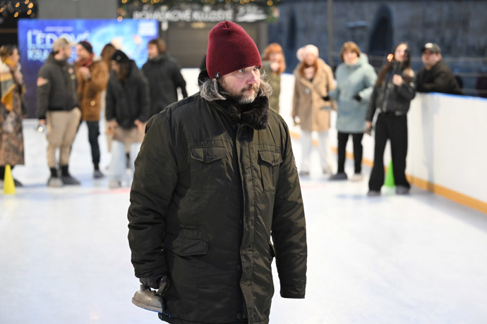 FOTO: Felix Slováček mladší si zahrál curling se žehličkou. – stránka 13