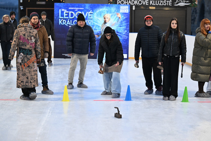 FOTO: Eva Burešová při hře. – stránka 15