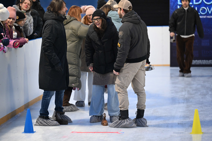 FOTO: Vysmátá Eva Burešová. – stránka 12