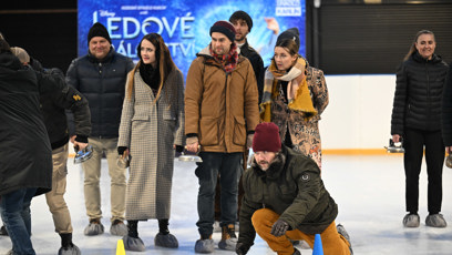 FOTO: Felix Slováček mladší si zahrál curling se žehličkou.