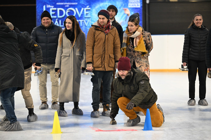 FOTO: Felix Slováček mladší si zahrál curling se žehličkou. – stránka 10