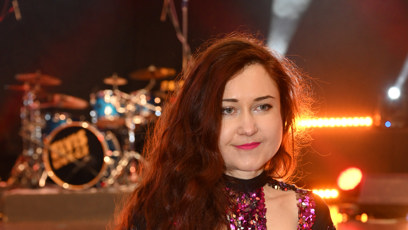 FOTO: Pod housky měla fialovorůžové šaty.