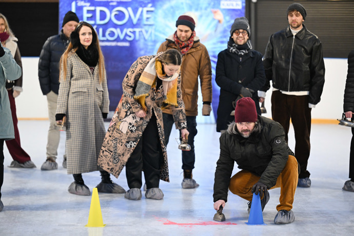 FOTO: Felix Slováček mladší při curlingu. – stránka 8