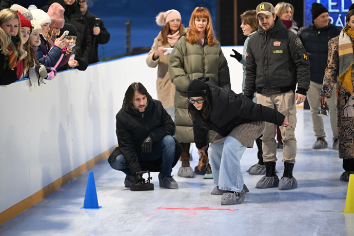 FOTO: Eva Burešová v zápalu hry. – stránka 10