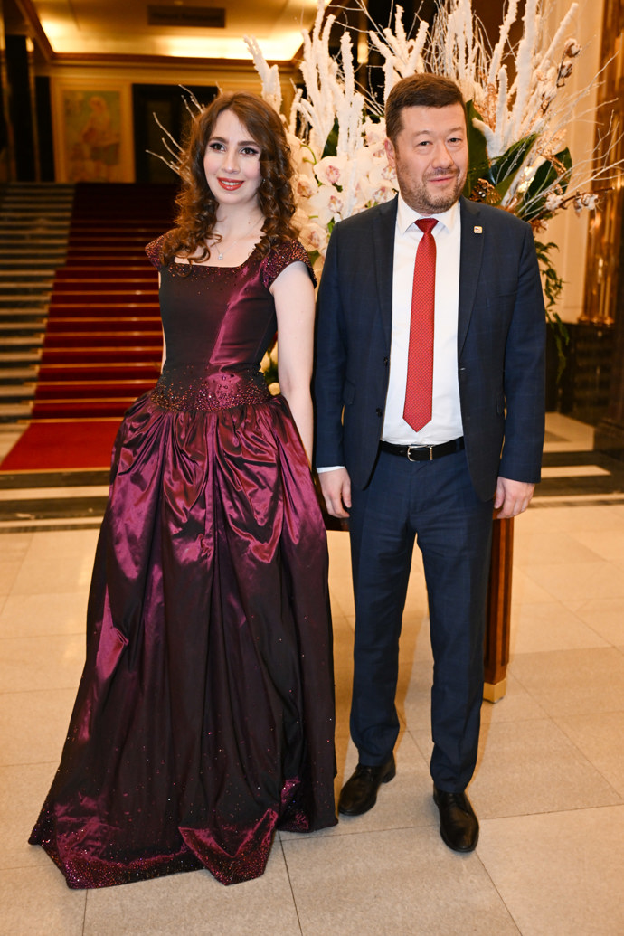 FOTO: Tomio Okamura se svým doprovodem. – stránka 10