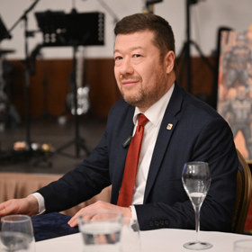 Tomio Okamura ve Sněmovně všechny omluvil.