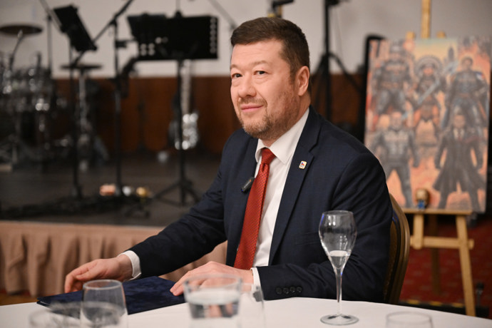 FOTO: Tomio Okamura na plese hasičů. – stránka 9