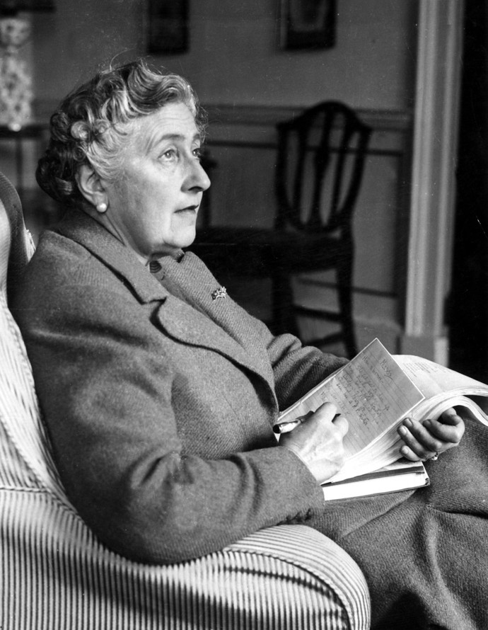 FOTO: Agatha Christie v mládí nechodila do školy a vzdělávala se doma. Sama se naučila číst v pěti letech.