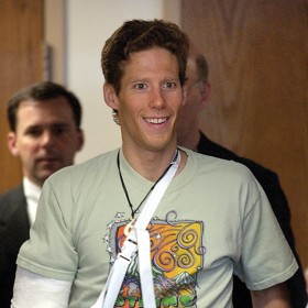 Dobrodruh Aron Ralston strávil v dubnu 2003 pět dní uvězněný v kaňonu poté, co mu balvan zavalil ruku. Vyprostit se dokázal až díky amputaci, kterou si sám provedl. Už v květnu téhož roku se objevil na tiskové konferenci ke své záchraně (viz foto).