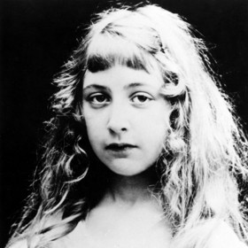 Agata Christie snila o kariéře operní pěvkyně nebo pianistky. 