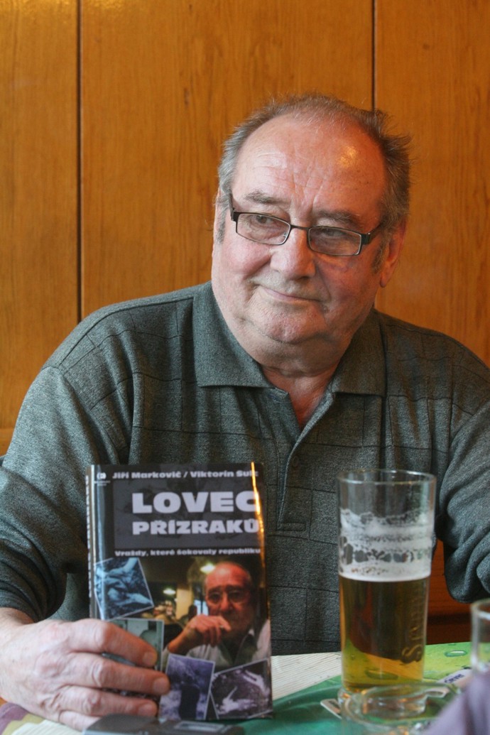FOTO: Kriminalista Jiří Markovič se svou knihou Lovci přízraků. – stránka 2