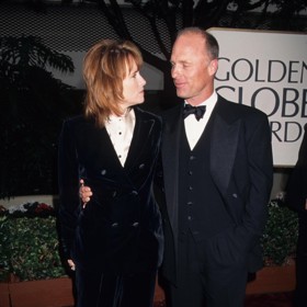 Amy ani nemusela příliš měnit líčení, jen místo matné rtěnky a make-upu zvolil její vizážista produkty s lesklým finišem.