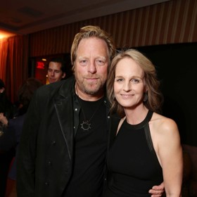 Jejím tátou je hereččin bývalý přítel, producent Matthew Carnahan (na snímku).