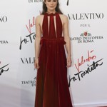 Herečka Keira Knightley často nosí šaty z dílny legendárního italského návrháře včetně modelů v typické červené.