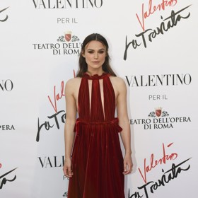 Herečka Keira Knightley často nosí šaty z dílny legendárního italského návrháře včetně modelů v typické červené.