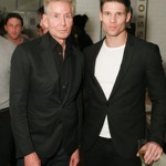 Kevin, ač nevyhledává pozornost médií, rozhodně není žádná stydlivka. Nafotil například zcela nahé snímky se svým jednovaječným bratrem Joelem.