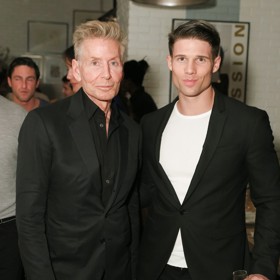 Kevin, ač nevyhledává pozornost médií, rozhodně není žádná stydlivka. Nafotil například zcela nahé snímky se svým jednovaječným bratrem Joelem.