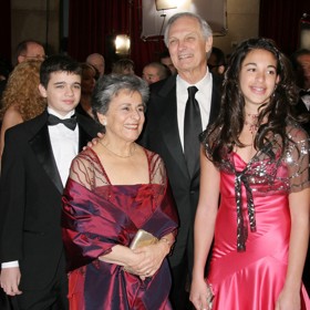 Alan a Arlene Aldovi vyrazili na předávání Oscarů v roce 2005 i se dvěma ze svých osmi vnoučat.