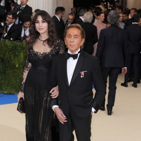 Návrhář Valentino Garavani zemřel v úctyhodných 93 letech a byl skutečnou módní legendou. Jeho múz bylo hned několik a jednou z nich byla třeba i herečka Monica Bellucci