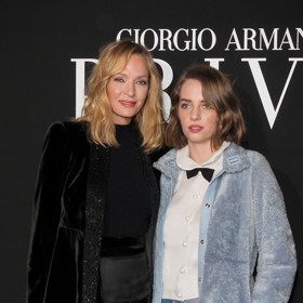 Mámou Mayi Hawke je Tarantinova múza Uma Thurman (na snímku), vzájemnou podobu obou žen nelze přehlédnout.