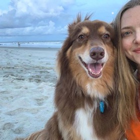 Společně žijí v malé osadě ve státě New York a do rodiny patří vedle dvou koček, prasátka, kozy a slepic také hereččin věrný pes Finn.