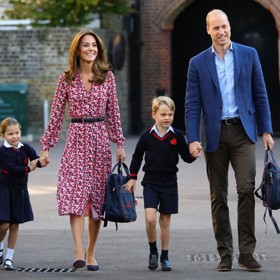 Kate se snaží děti osobně doprovázet do školy a také je z ní vyzvedávat. To v královské rodině dosud nebylo zvykem.