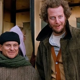 Má tak šanci podívat se do stejných míst, jako jeho nejslavnější filmová postava, zlodějíček Marv z kultovní rodinné komedie Sám doma (na snímku s kolegou Joem Pescim).