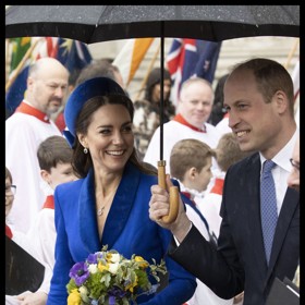 William jí v ten moment přispěchal na pomoc s deštníkem, ačkoliv Kate krátce předtím odmítla paraple jednoho z asistentů. Manželovo gesto ale uvítala vděčným úsměvem.