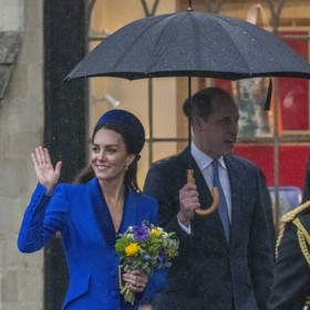 Dal tím podle odbornice na řeč těla jasně najevo, že rád sleví ze svého vysokého statutu, aby potěšil svou drahou polovičku.