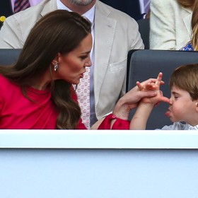 Kate přiznala, že její děti umějí být pěkně divoké, a to pak pochybuje o svých rodičovských schopnostech i výchově. Na veřejnosti to ale s nimi zvládá bravurně. Takto trpělivě krotila prince Louise při platinovém jubileu královny Alžběty II. v roce 2022.