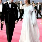 Ten ale její pokus odmítl, načež Kate reagovala dosti nečekaně. Laškovně poplácala manžela po zadních partiích.