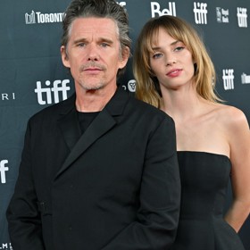 Maya je v současné době mezi generací Z tak populární, že už zastínila i slavného tatínka Ethana Hawkea (na snímku).