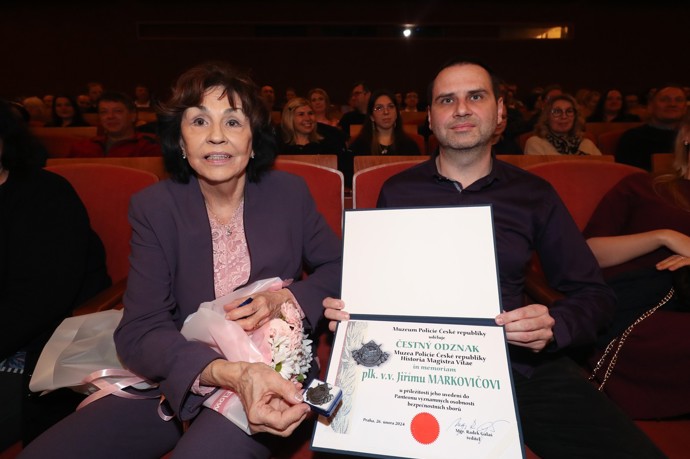 FOTO: Manželka slavného kriminalisty Eva Markovičová se synem Jiřím Markovičem. – stránka 1