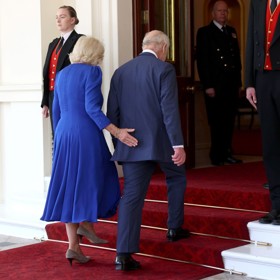 Kate ovšem není první, kdo podobné gesto na veřejnosti předvedl. Použila ho už královna Camilla, když se po rozloučení s japonským císařským párem vraceli s manželem Karlem III. do Buckinghamského paláce. Evidentně mu tím chtěla dát najevo, jak se jí ulevilo, že státní návštěvu společně zvládli s noblesou a nyní je čeká zasloužený odpočinek.