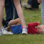 Nebo sebou rovnou mrskne do trávy...