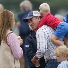 Když nemůže šplhat po zábradlí, vystačí si Lucas se strejdou Peterem Phillipsem. Tak jako na "koňácké" akci v září 2024.