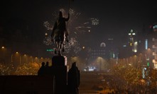 Ostuda roku: Ostrá kritika Prahy za novoroční oslavy. Jako okresní město za normalizace, zuří lidé