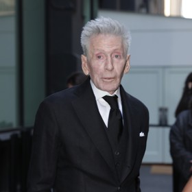 Calvin Klein patří k jedněm z nejúspěšnějších návrhářů současnosti. Jeho jmění se odhaduje na 800 milionů dolarů.