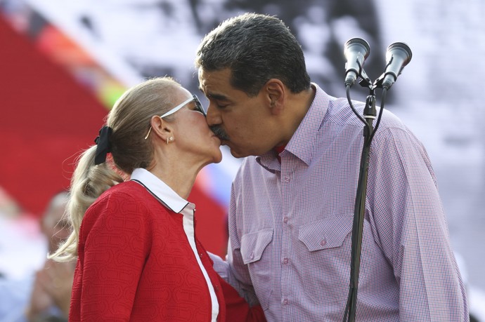 FOTO: Nicolas Maduro dává polibek své ženě Cilie Flores. – stránka 3