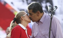 Nicolas Maduro dává polibek své ženě Cilie Flores.