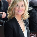 Vzdala se například černých očních linek, matné tvářenky a pudru.