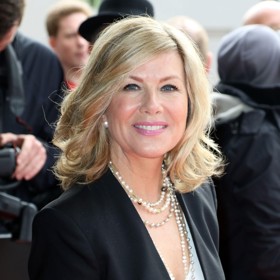 Vzdala se například černých očních linek, matné tvářenky a pudru.