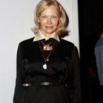 Pamela Anderson je aktuálně nejaktivnější propagátorkou "nahé" tváře. Bez make-upu chodí na společenské události a lidé to považují za odvážné až obdivuhodné, ale najdou se i odpůrci, kteří by byli raději, aby se lehce upravila. 