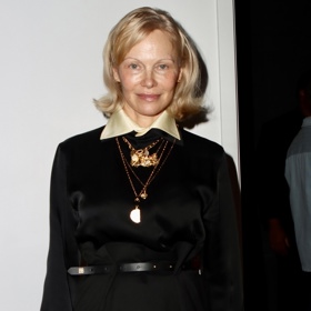 Pamela Anderson je aktuálně nejaktivnější propagátorkou "nahé" tváře. Bez make-upu chodí na společenské události a lidé to považují za odvážné až obdivuhodné, ale najdou se i odpůrci, kteří by byli raději, aby se lehce upravila. 