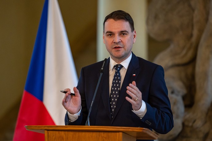 FOTO: Ministr zahraničí Petr Macinka. – stránka 11